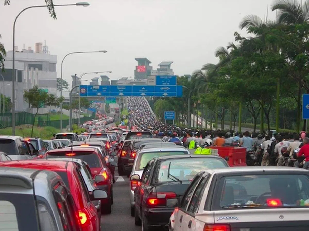 赶在“锁国”之前回到新加坡的人龙。（互联网） 