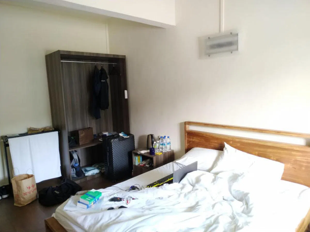  武汉回国的27岁大学生待在房间里，三餐都有人送来。（受访者提供） 