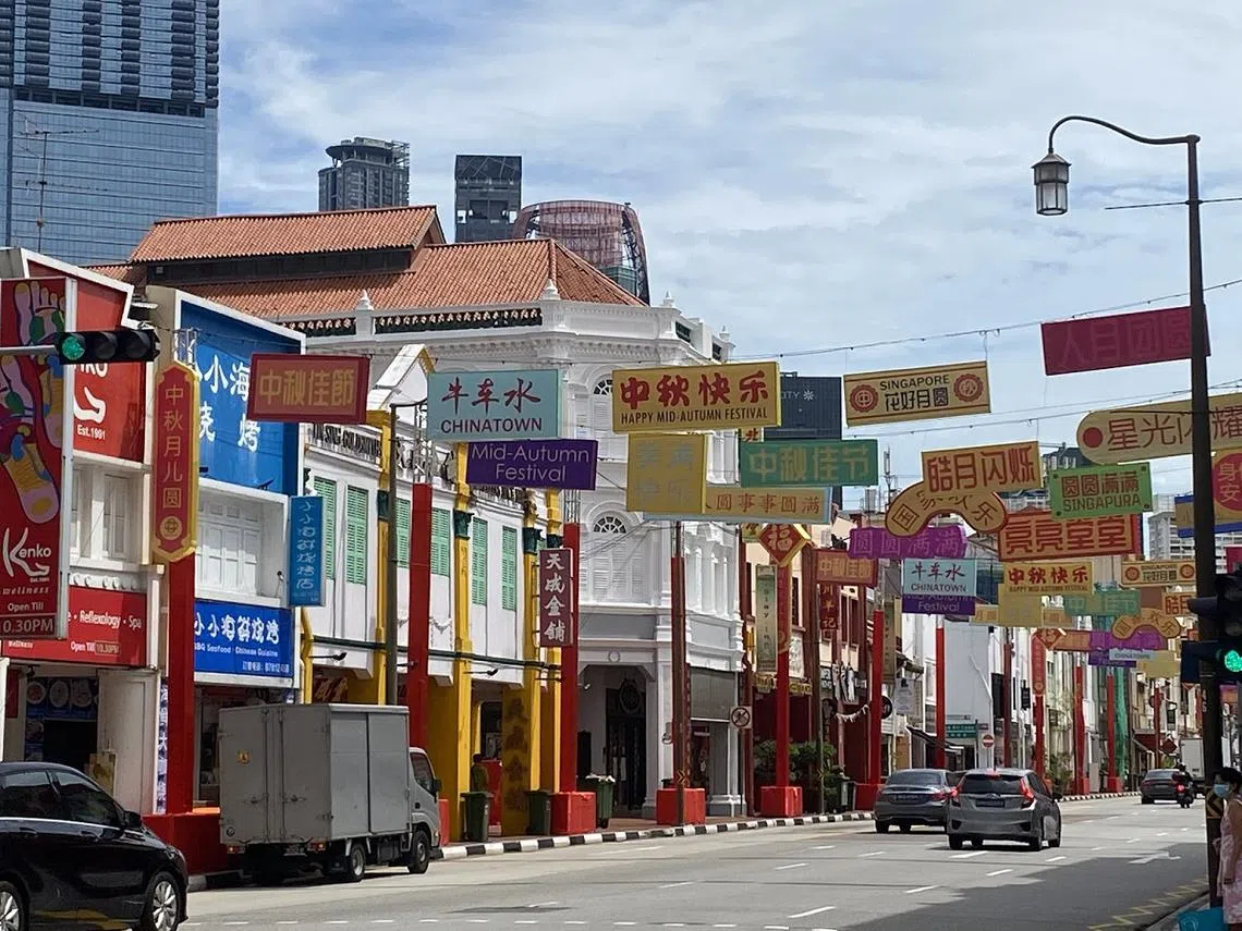 2020年牛车水中秋节灯饰今天凌晨（9月11日）悬挂在桥南路上方。（红蚂蚁摄）