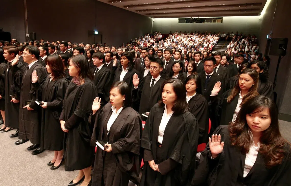 2017年，共有483名法律系毕业分批出席在最高法院大厦举行的本年度律师集体宣誓仪式。（联合早报）