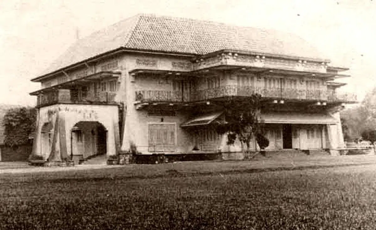 已故柔佛苏丹阿布峇卡在1892年把洋房改建成伍德努克王宫（也称伍登约克王宫），作为王妃卡迪佳的住所。（国家档案馆提供）