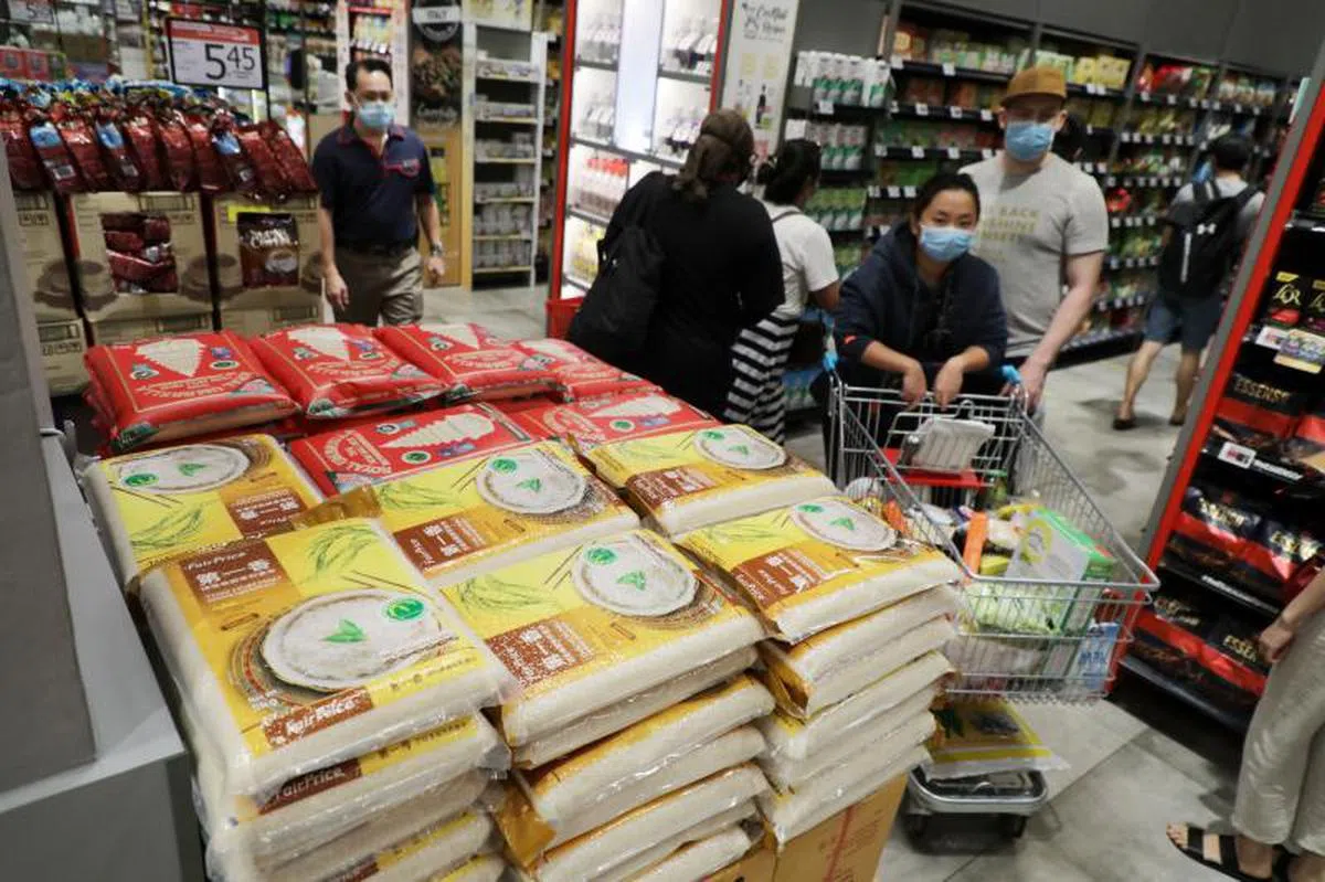  病毒阻断措施期间，国人更常到超市购买日常用品及食品。（联合早报） 