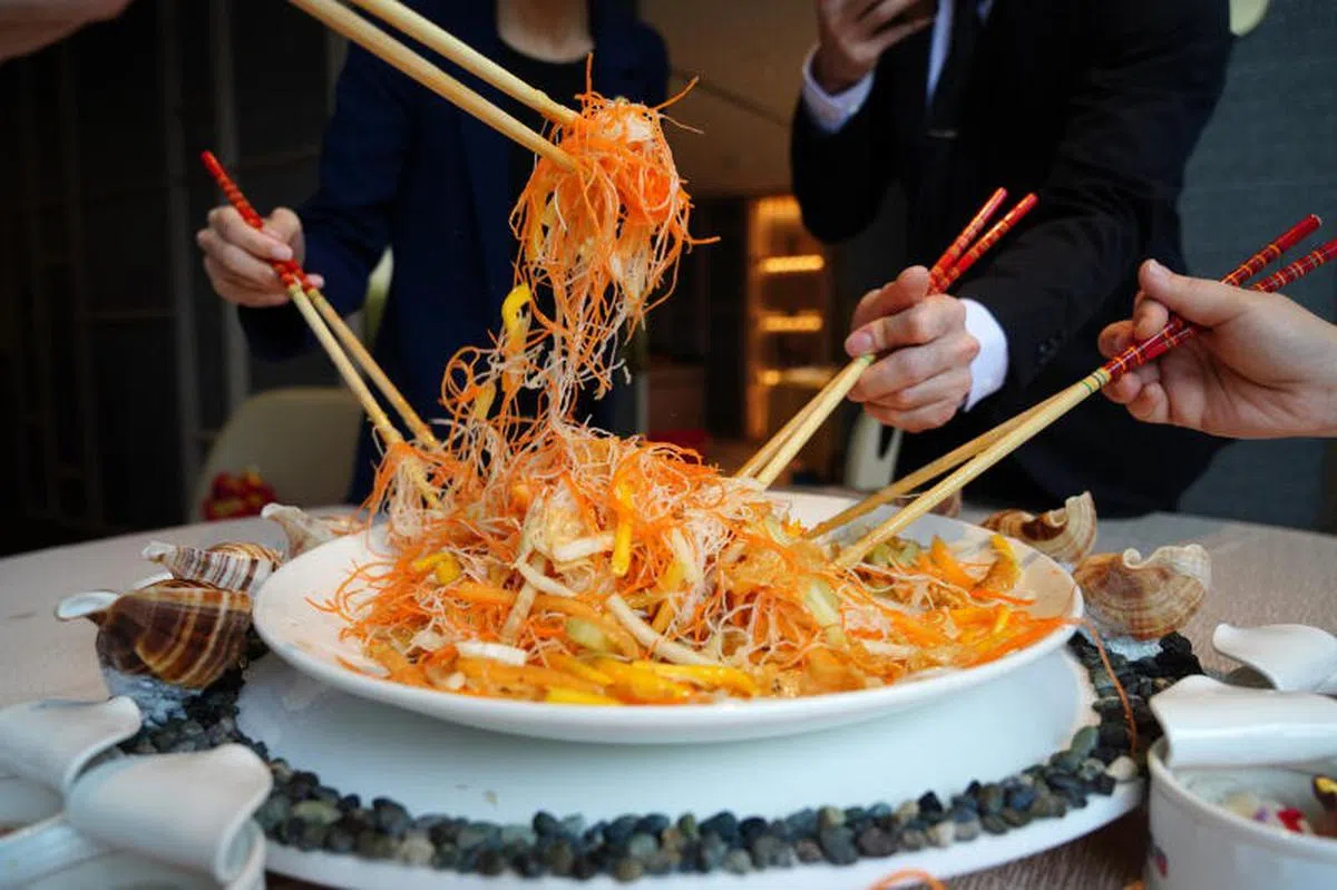  在餐馆捞鱼生，食客今年必须戴口罩不能喊吉祥话。（新明日报） 