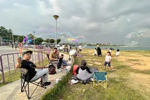 新加坡狭小的土地上，需要更多能让人们休闲互动的空间。（联合早报）