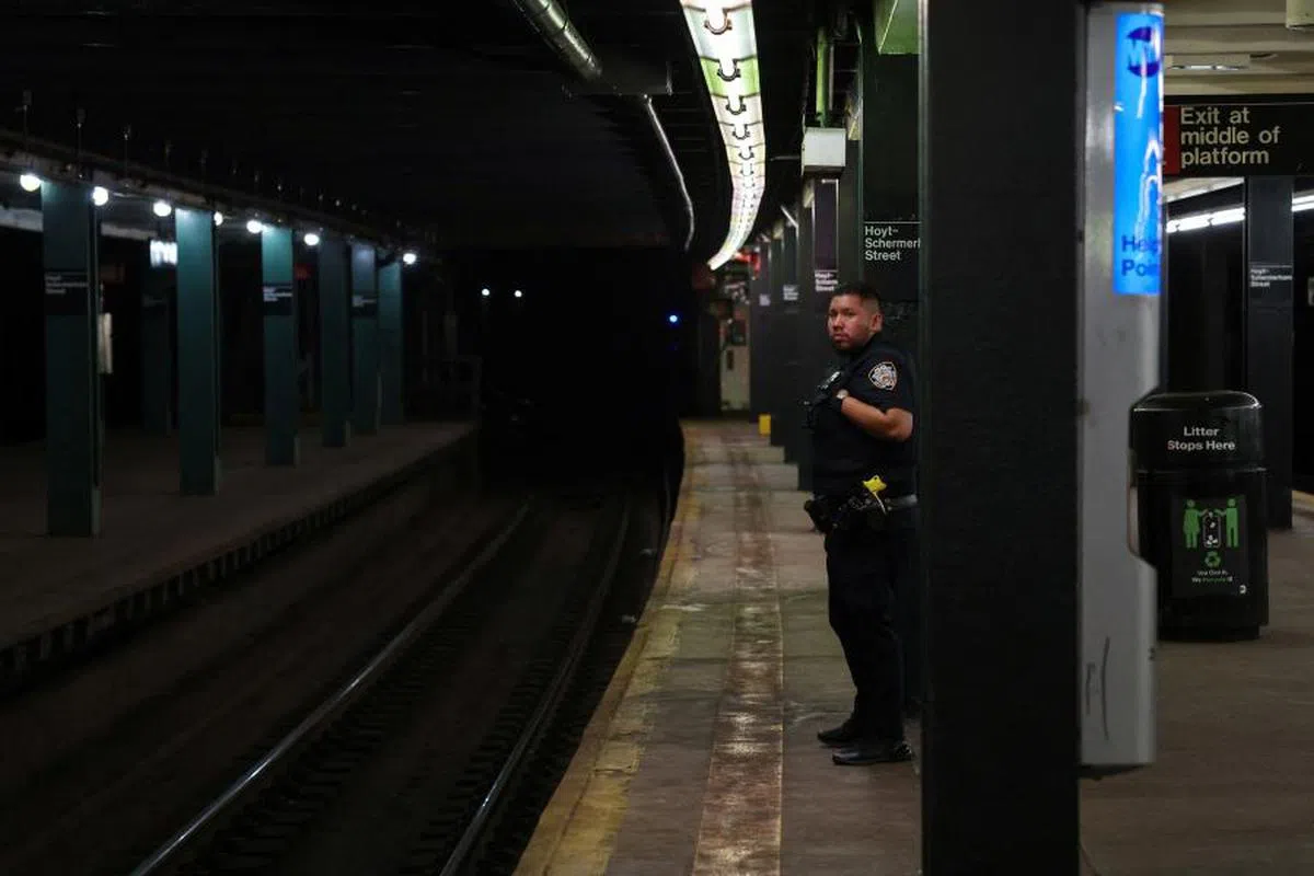 纽约当局加派警力，应对当地地铁站频传的暴力事件。（路透社）