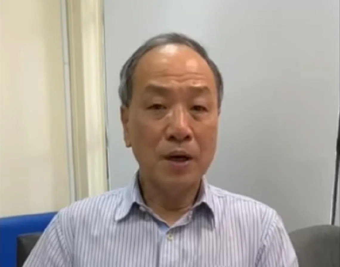 工人党前党魁刘程强在“给老年人的信息”视频中指出：老人家没打针，感染病毒会更严重。“不怕会死，只怕半死不活就惨了。”（视频截图）