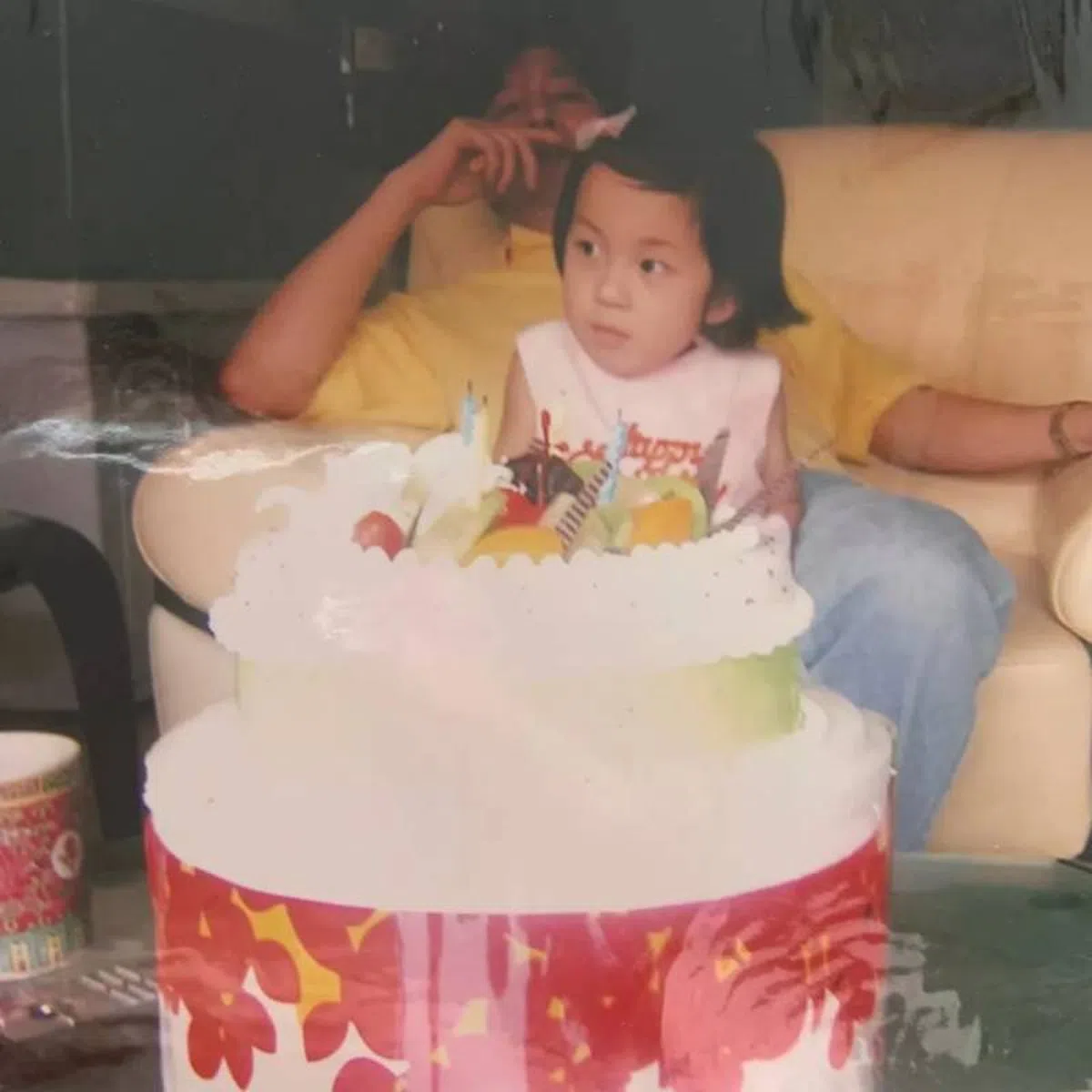  甘嘉琪四岁生日时，爸爸还在身边陪她庆生。（取自《新加坡红领巾》） 