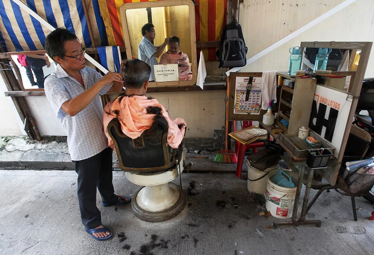 陈文棋的“后巷理发店”位于甘榜格南区内的阿里哇街，照片摄于2012年。（联合早报）