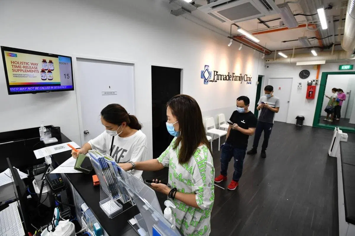 位于巴西立的Pinnacle今早也有不少公众排队登记预约接种科兴疫苗。（海峡时报） 