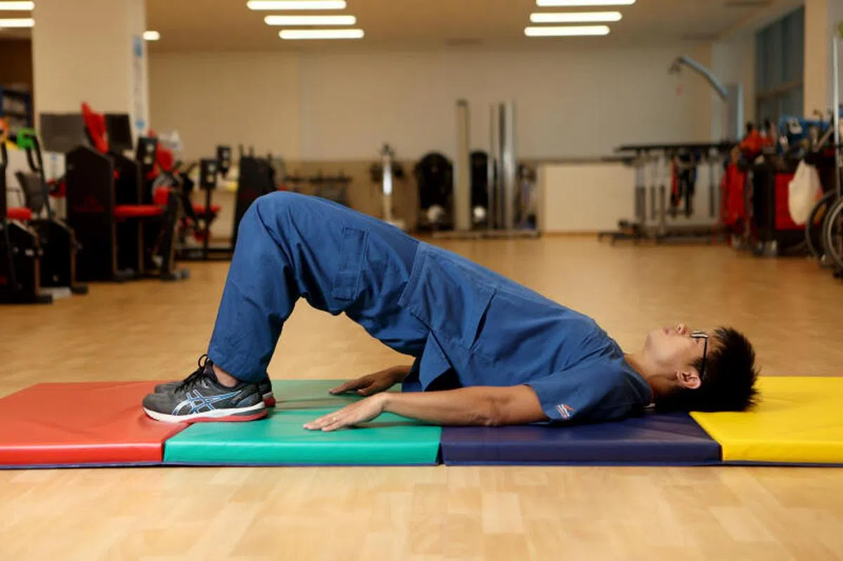 臀桥有助于强化臀肌及大腿后肌。步骤：②提起腰部，让膝、腰和肩呈直线。避免过度抬高背部；③收紧臀肌，维持姿势10秒。（联合早报）