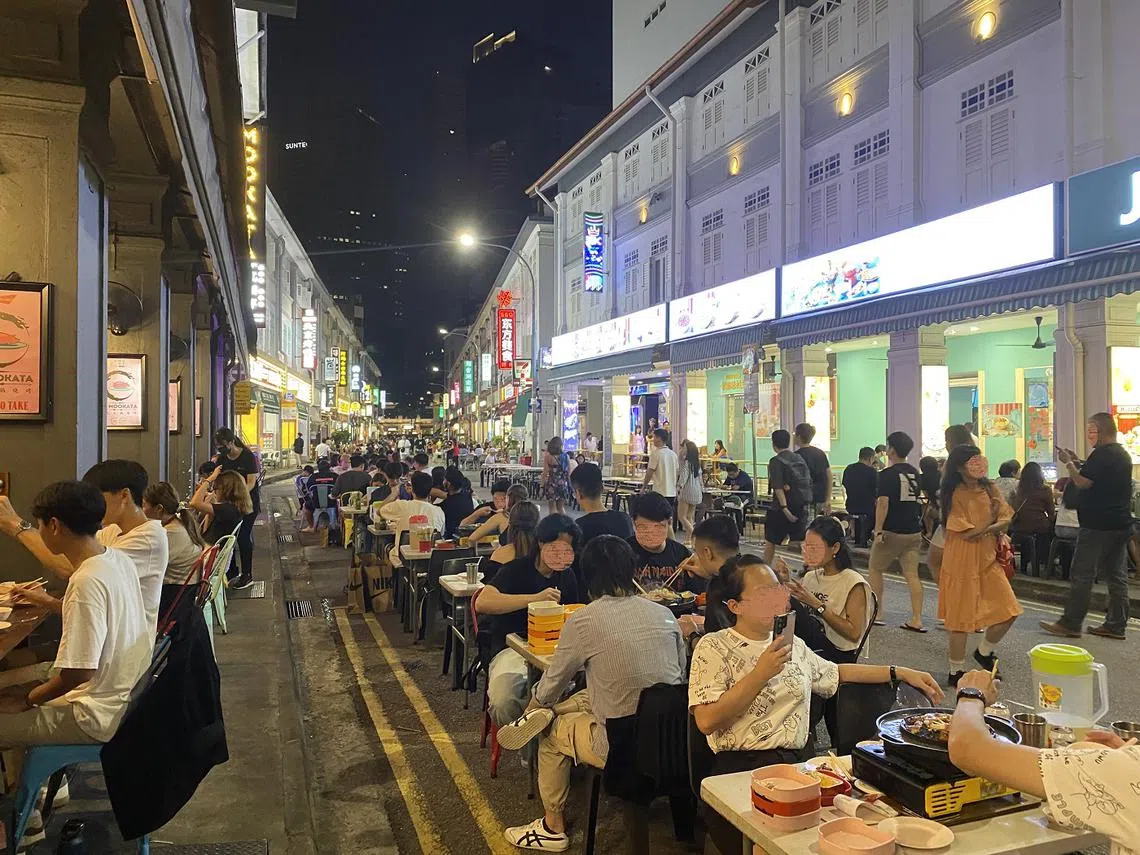 位于武吉士的连城街（Liang Seah Street），一入夜就化身为热热闹闹的户外用餐步行街，10间餐馆里有8、9间都是中国餐饮品牌。（红蚂蚁摄）