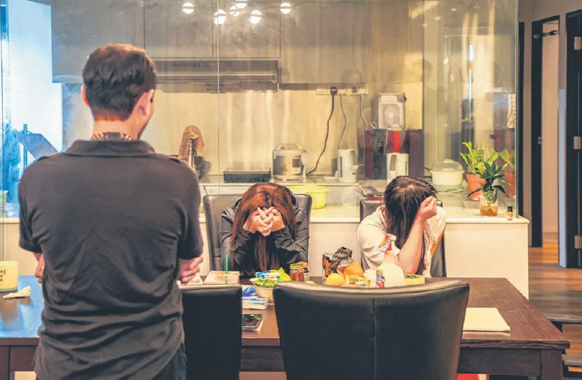 警方在芽笼一带进行扫黄行动，逮捕涉案人士。（新加坡警察部队提供）