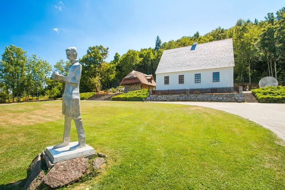 位于克罗地亚斯米连的尼古拉·特斯拉纪念中心。