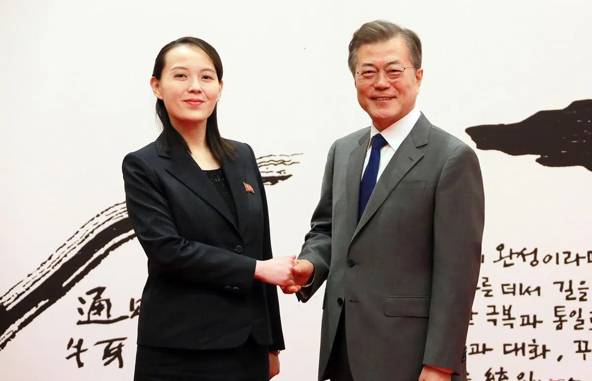  金与正与韩国总统文在寅（右）。 