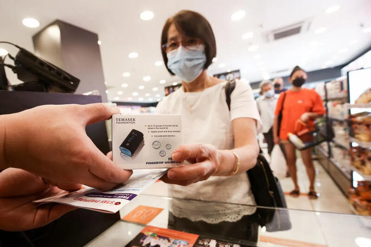  公众可从7月5日至8月5日间，携带投递到信箱内的兑换传单领取血氧仪，自行检测脉搏和血氧含量。每户家庭限领一个。（联合早报） 