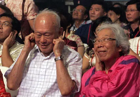 2006年农历新年牛车水亮灯仪式。内阁资政李光耀和夫人柯玉芝亲临牛车水观看鞭炮燃放。（海峡时报）