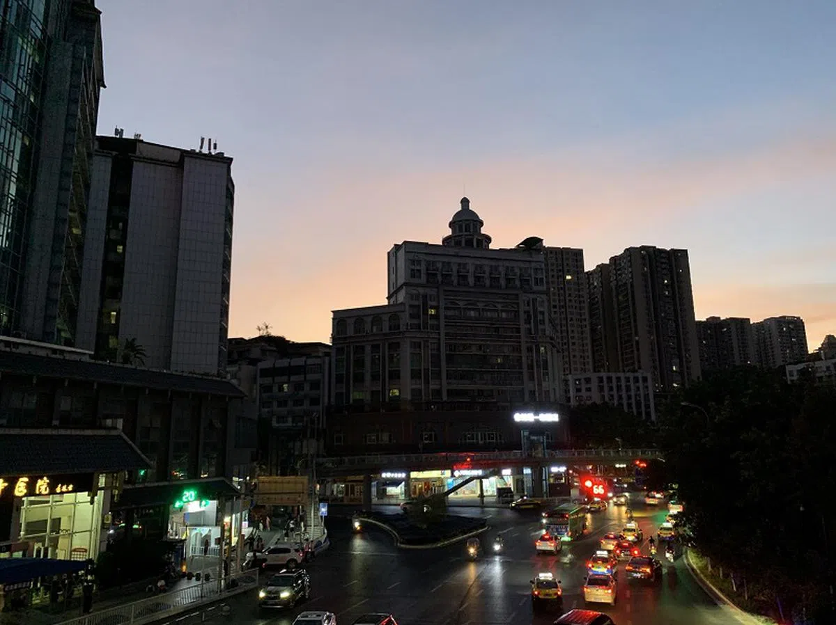 中国去年经历前所未有的夏季热浪，图为重庆进入黄昏后集体省电。（海峡时报）