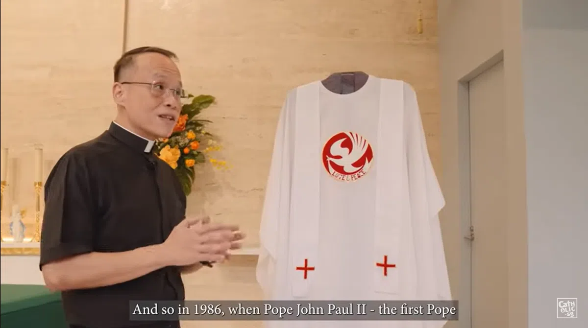 已故教宗约翰保罗二世1986年穿的十字褡绣着一只代表圣神的鸽子，当年的主题是“爱与和平”。（Catholic.sg脸书视频截图）