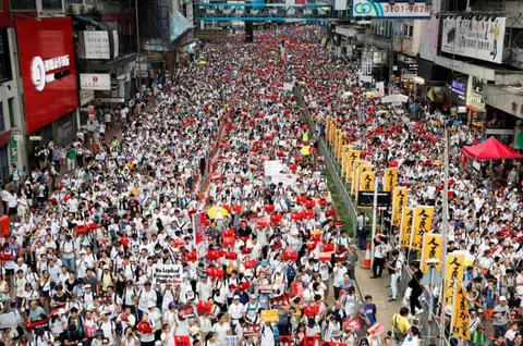 香港上百万民众9日上街游行反修订《逃犯条例》。（路透社）