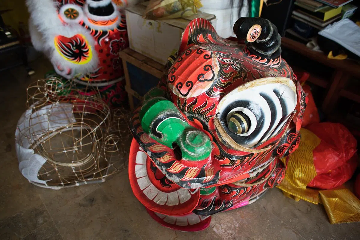 狮头成型后，就得为狮头上色，狮头就变得立体起来。（蔡家增摄）
