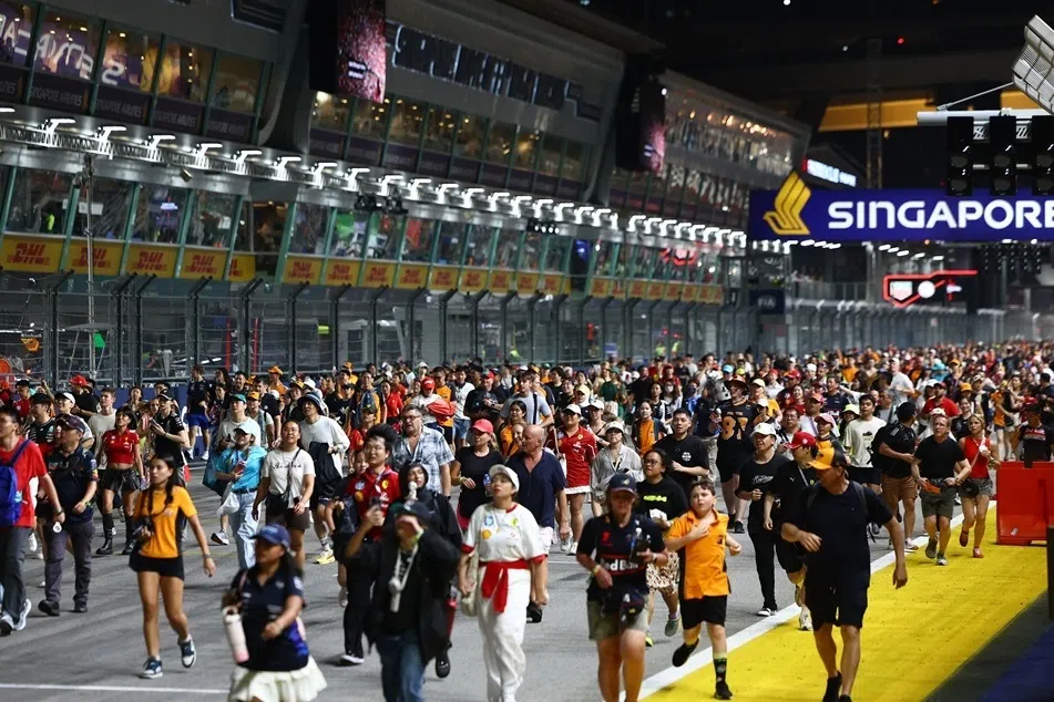 F1观众在10月5日正赛结束后走上赛道，他们隔天会继续留在新加坡，还是续程前往其他目的地？