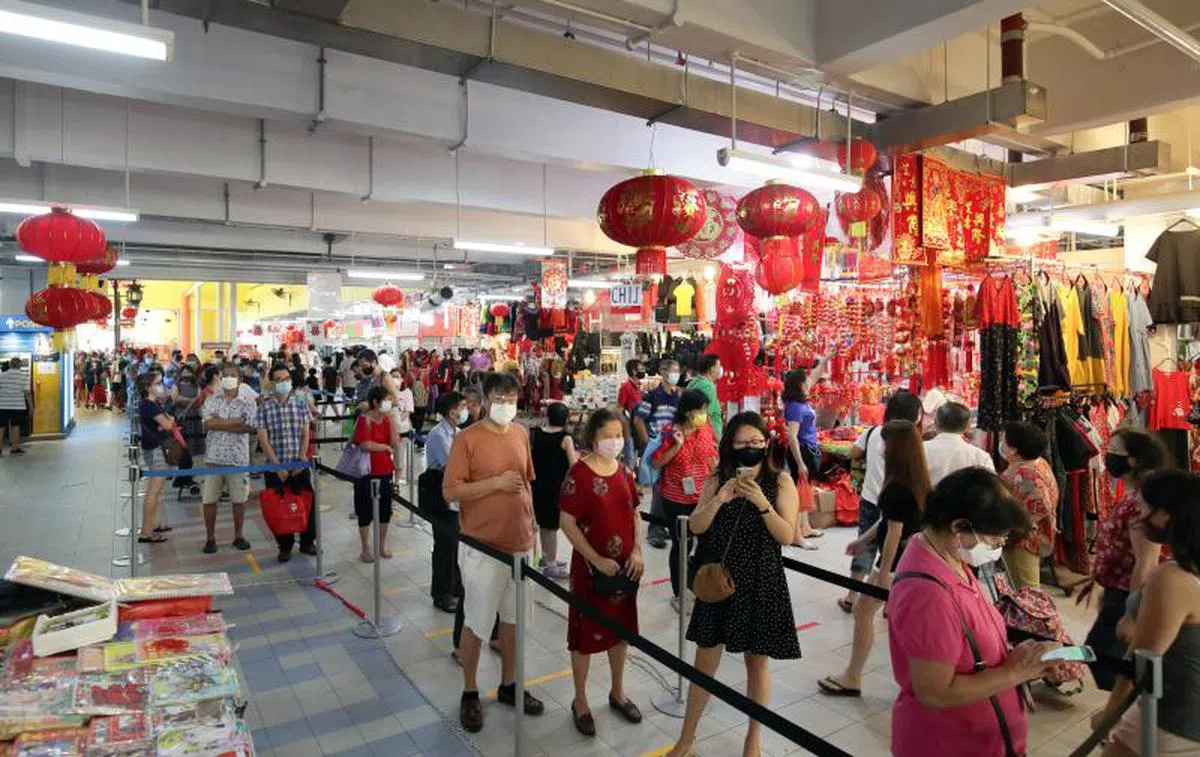  牛车水大厦内的顾客。（联合早报） 