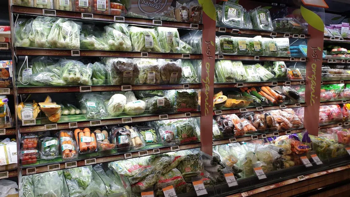 红蚂蚁的小伙伴今天吃过午饭分别到不同的超市转了一圈，得出的结论都是：货源充足，马国锁国、食物链中断、新加坡人就会饿死？难啊～（黎晓昕摄）