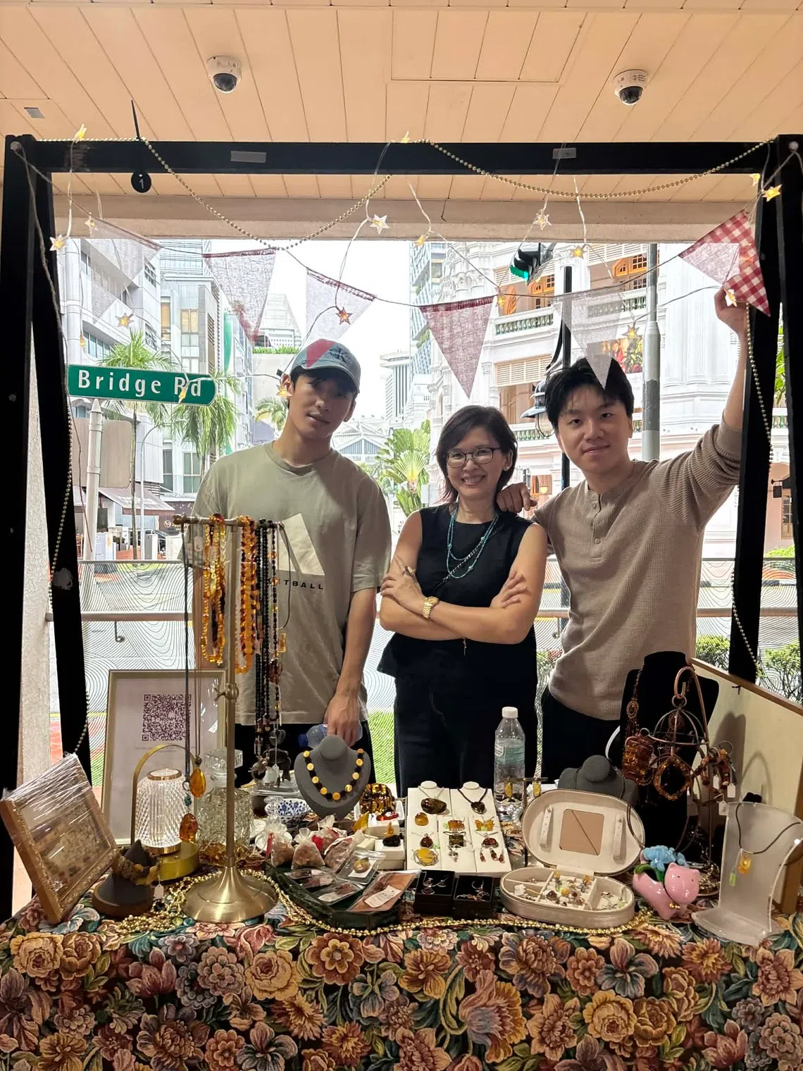 王重震（右）的摊位就在笔者（中）的摊位旁。