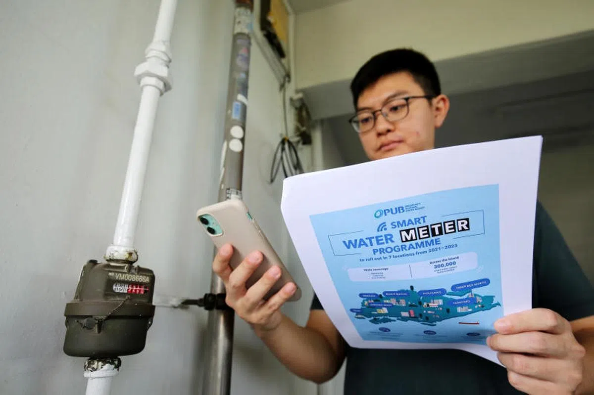 公用事业局从2021年初开始为一些住家和工商业单位安装智能水表。换上智能水表后，可通过应用或网页实时查看用水量，这样就知道该从哪方面着手节约用水。（联合早报）