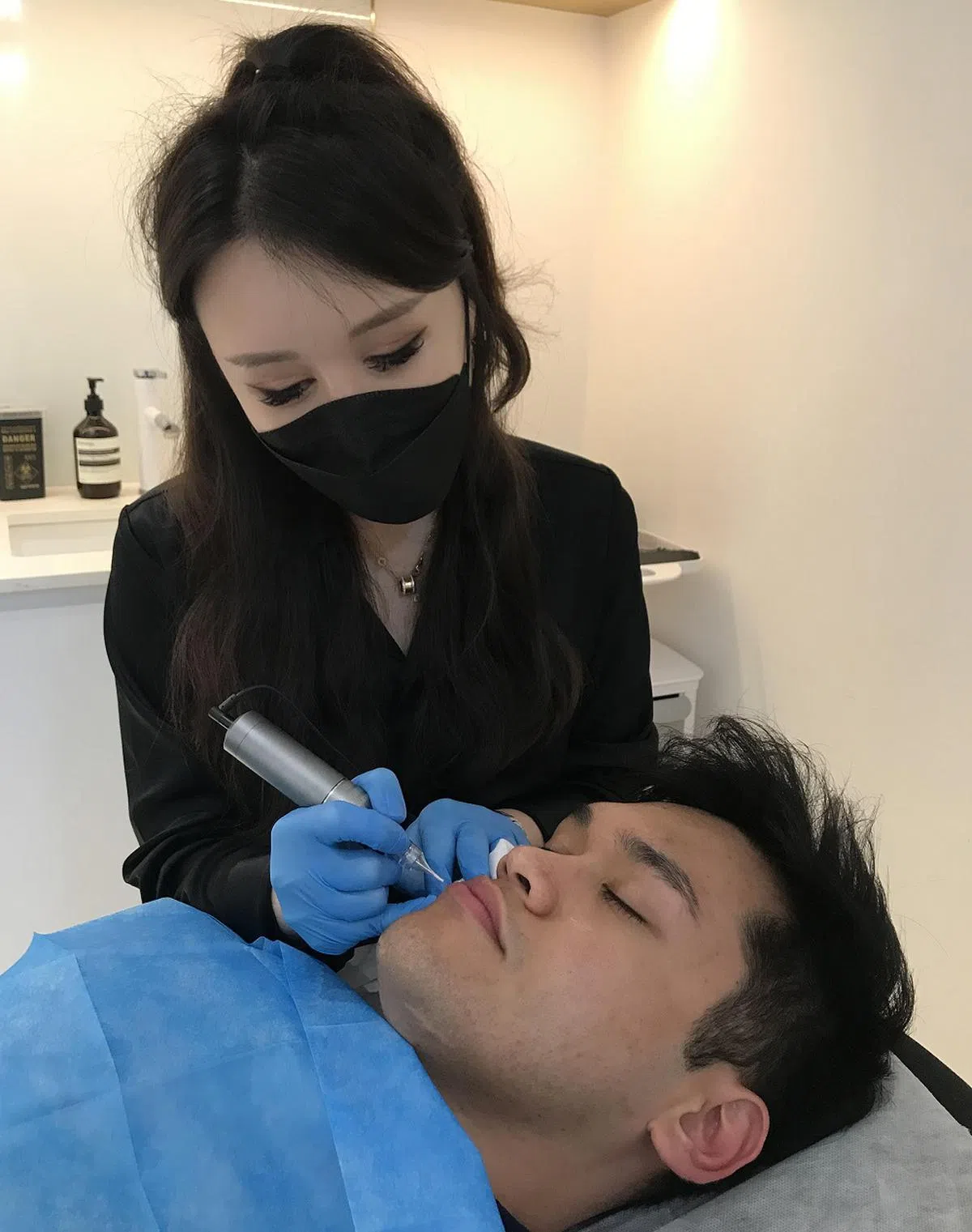 纹一次唇，效果可维持四到五年。（海峡时报）