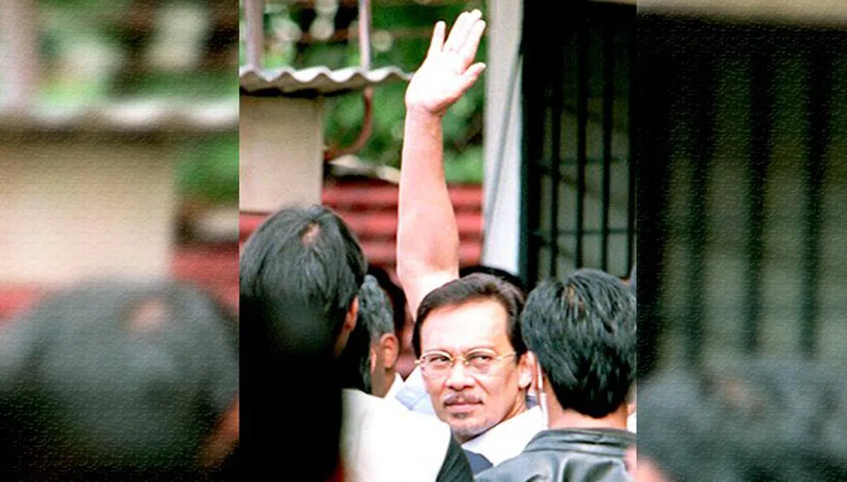  安华在1998年被马哈迪撤职投入大牢后，被警察总长打成黑眼圈（互联网） 