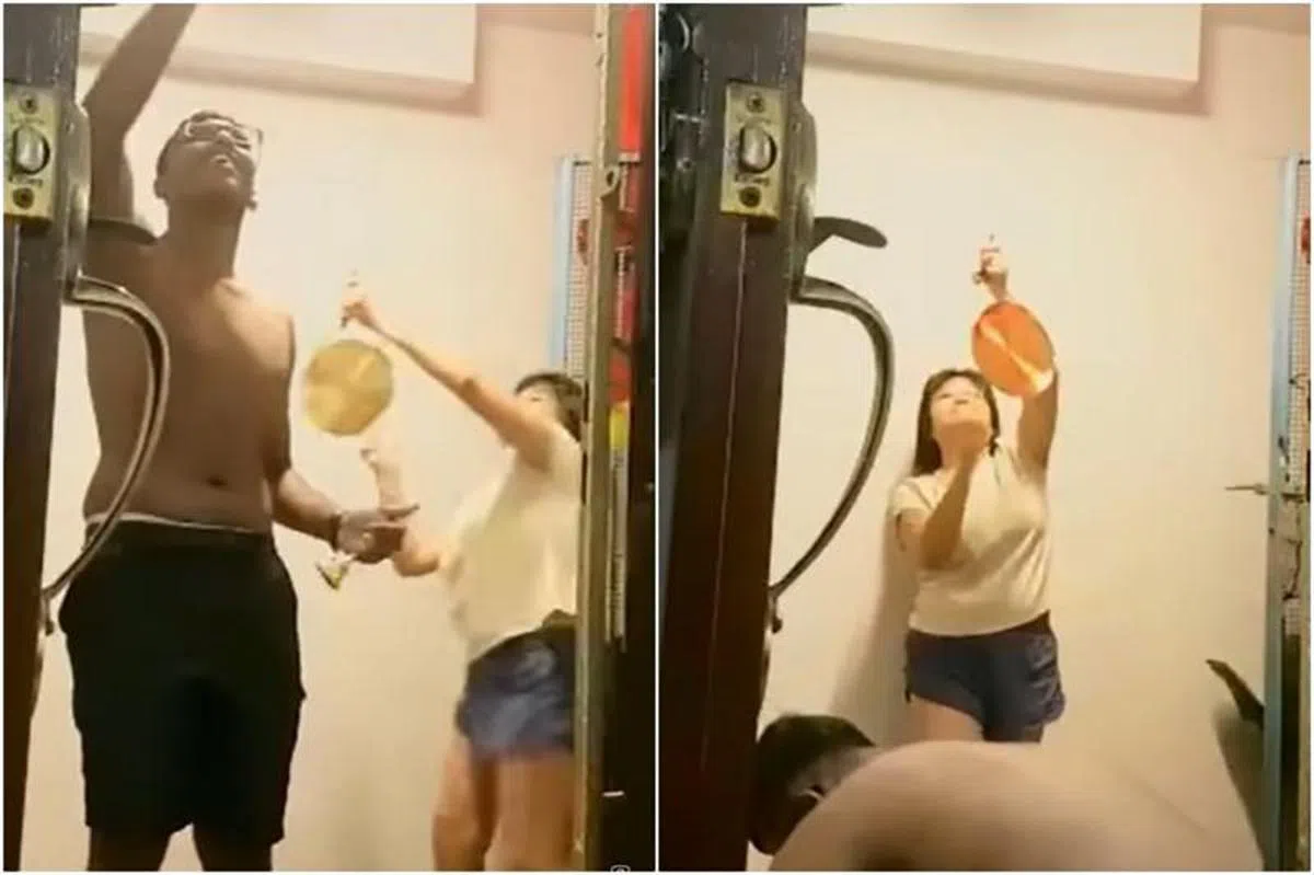  一户印度教家庭在组屋单位门口摇铃祈祷，隔壁单位的妇女却手持一面锣到邻居单位前大力敲响。（面簿视频截图） 