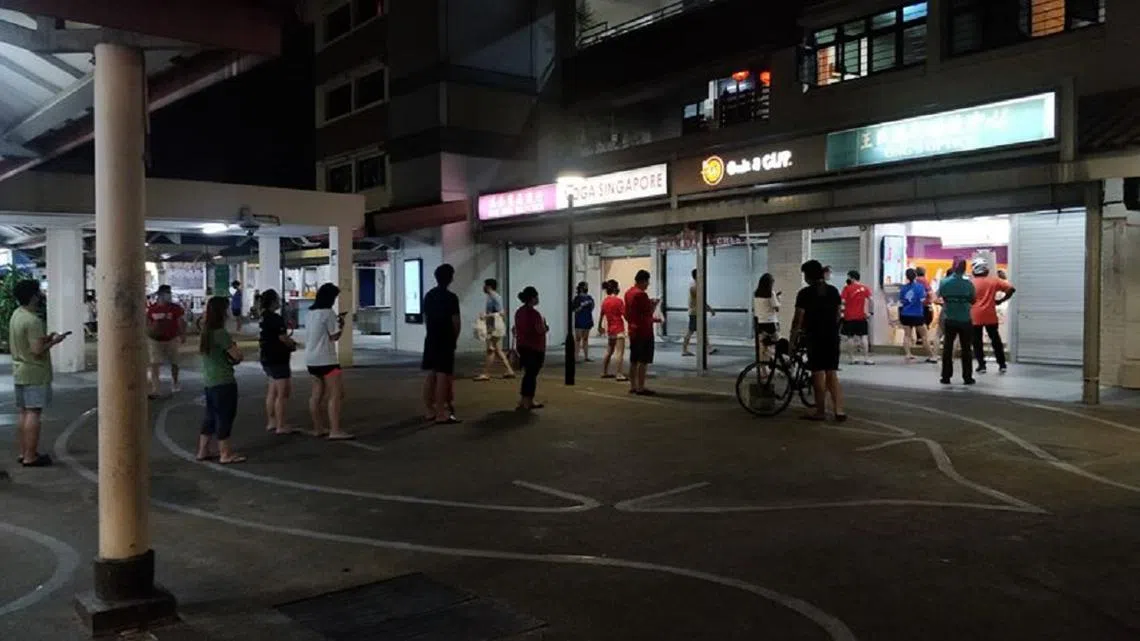 今晚（4月21日）裕廊西组屋区的泡泡茶队伍。（面簿）