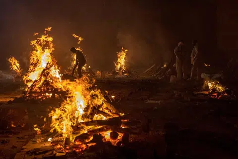 死于冠病的人数实在太多，印度火化场即使24小时运作，也依然不负重荷。（路透社）