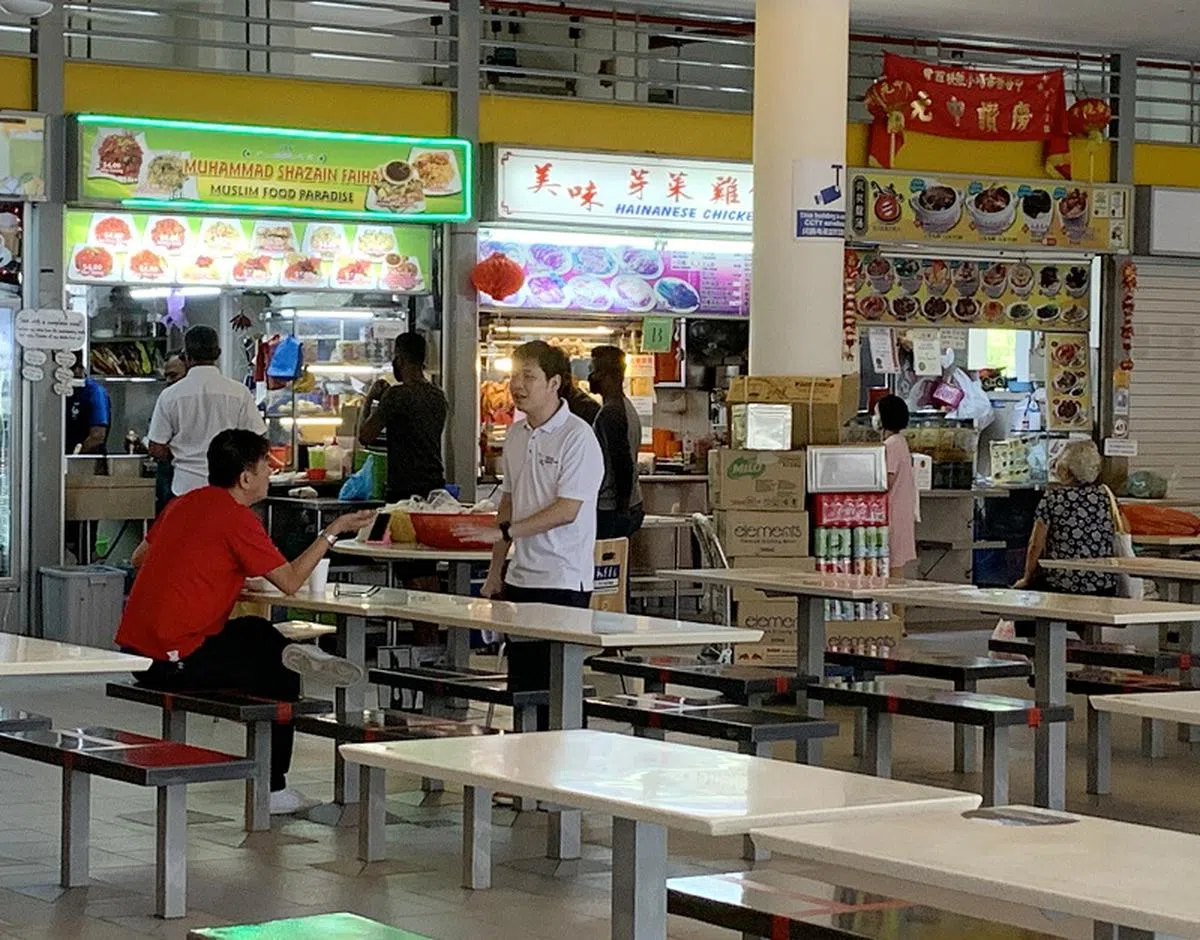  中峇鲁熟食中心是本地最早兴建的小贩中心之一。（新明日报） 