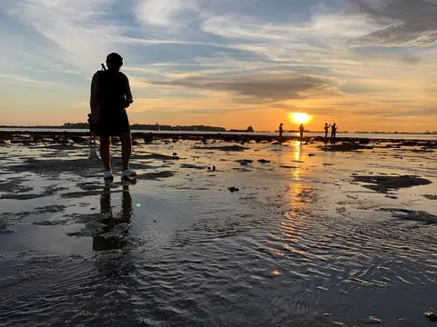 在魔鬼岛上看日落美不胜收，退潮后的沙滩犹如一面镜湖，让夕阳与晚霞的绚丽呈现海天一色。（叶孝忠摄）