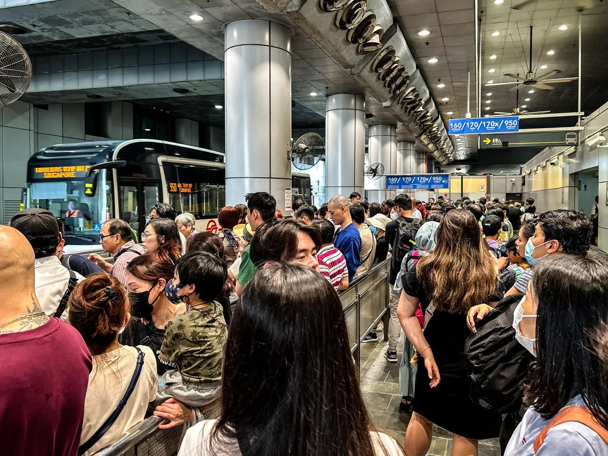 乘搭跨境巴士是来往新马两地最平价的交通方式，但排队等巴士，或没位子做对行动不便的民众而言是不小的挑战。（联合早报）