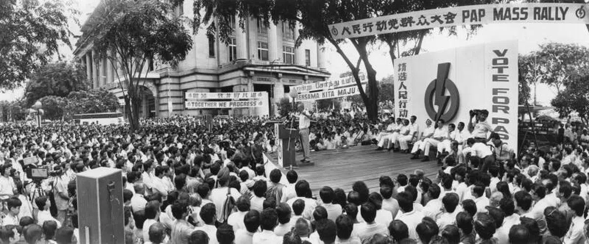 已故建国总理李光耀1984年12月19日在“浮尔顿群众大会”发言，吸引了几千名上班族围观。（海峡时报） 