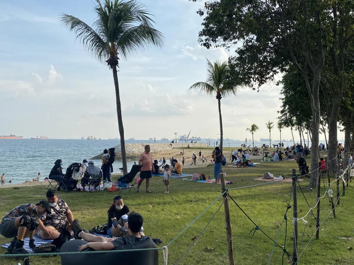 东海岸在过去周末人山人海。（新明日报）