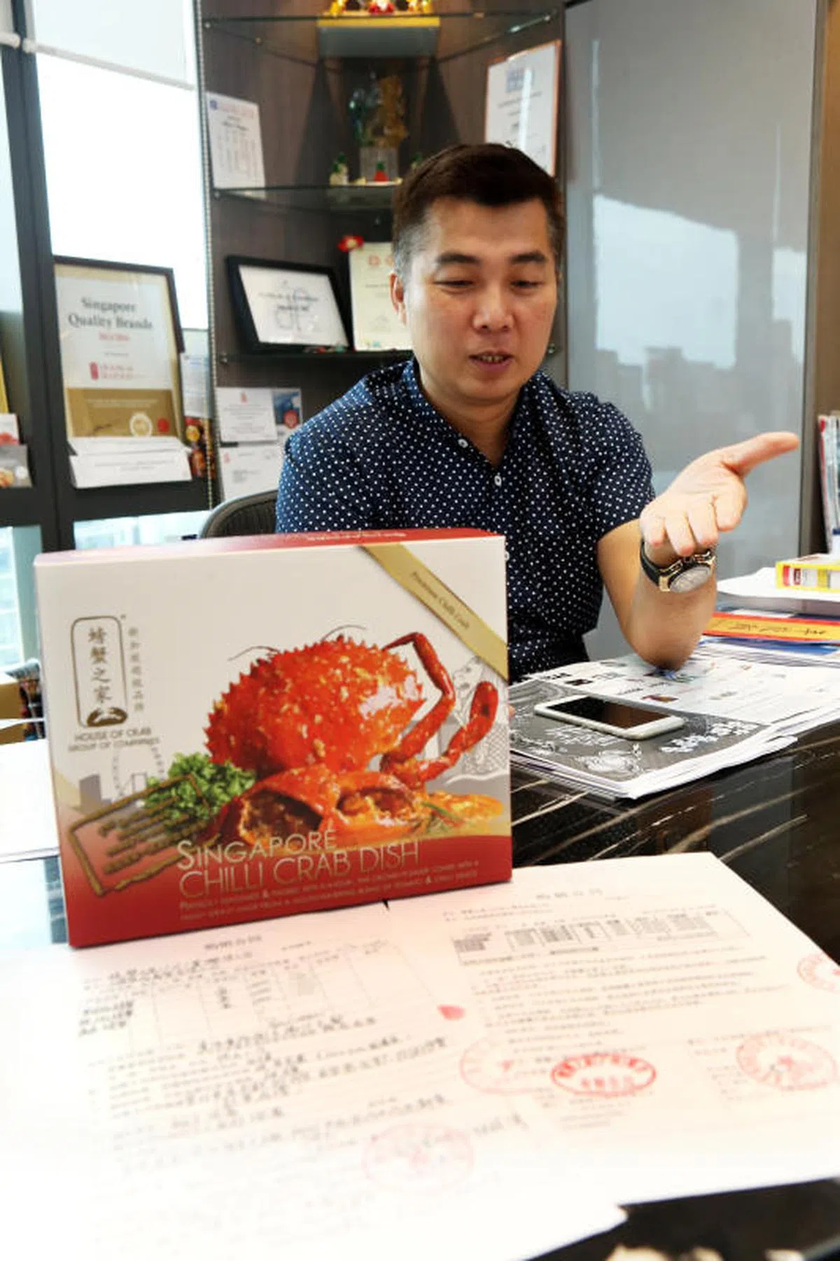  “螃蟹之家”老板黄泯莱说，上海和北京的老千，分别佯装要采购6000盒真空包装螃蟹，骗了4600元烟酒钱后就失联。（联合晚报） 