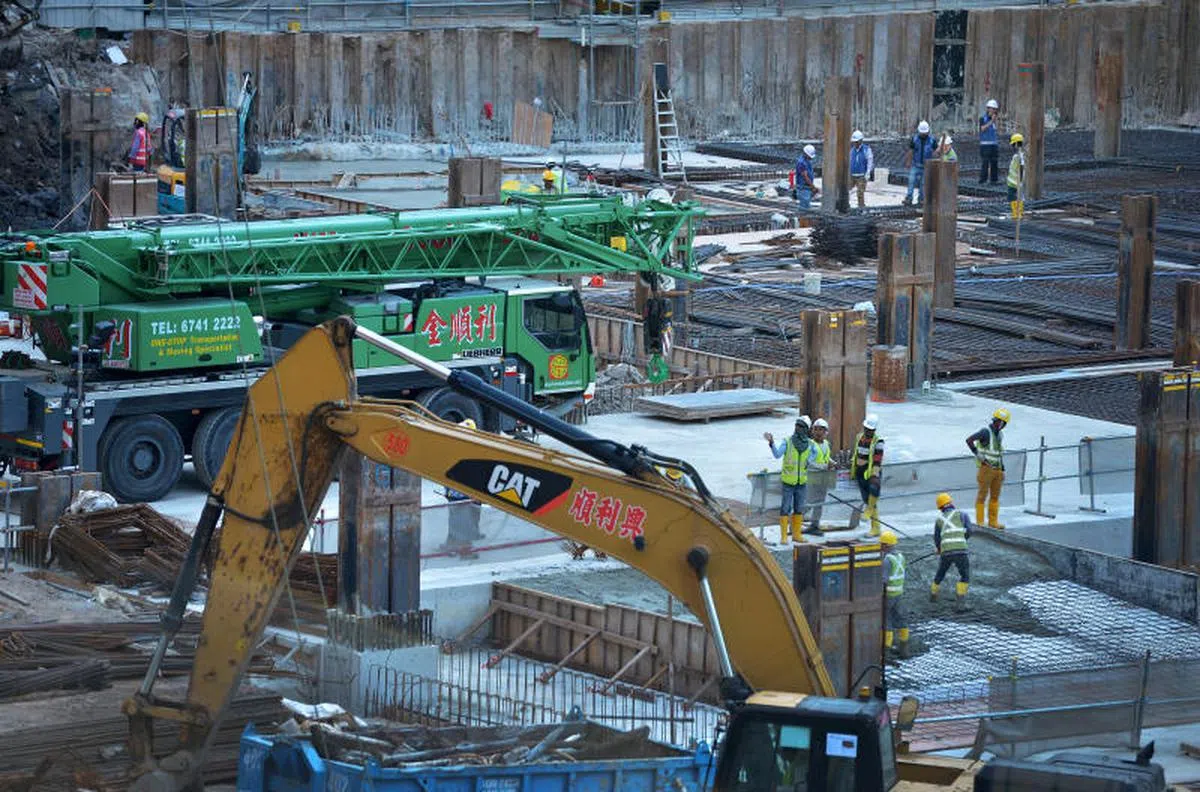  大批中国客工离乡背井到新加坡工地打拼。（海峡时报） 