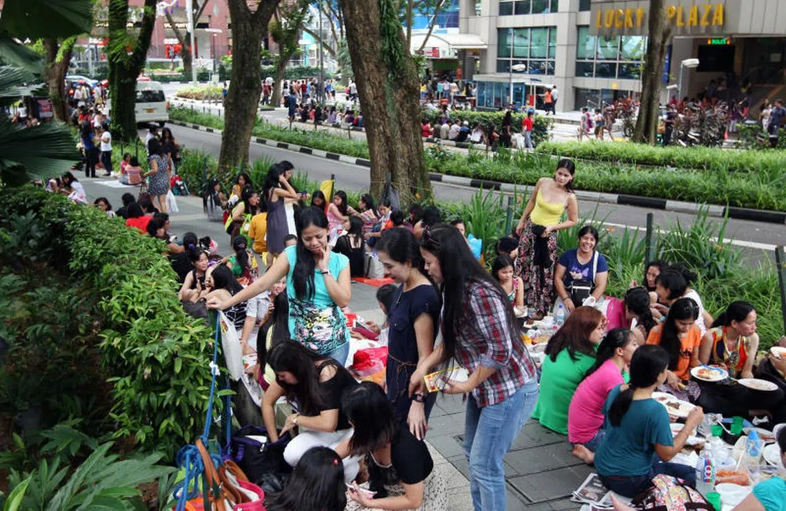 幸运商业大厦已经成为“小菲律宾”了，无论是地点的便利，还是作为情感的寄托，都让这里变得难以割舍。（海峡时报）