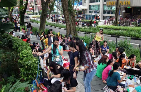 幸运商业大厦已经成为“小菲律宾”了，无论是地点的便利，还是作为情感的寄托，都让这里变得难以割舍。（海峡时报）