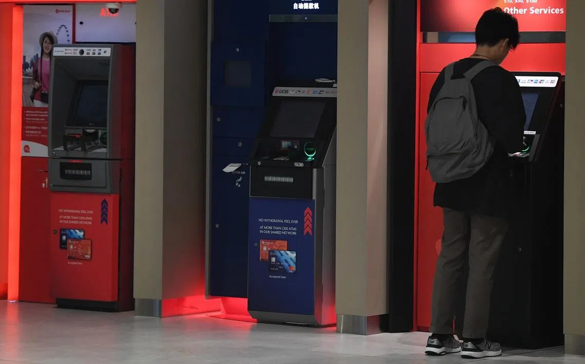 人力专家说，过往领多少工资，确实成了很多新加坡人在转换跑道时不想说的秘密。（海峡时报）