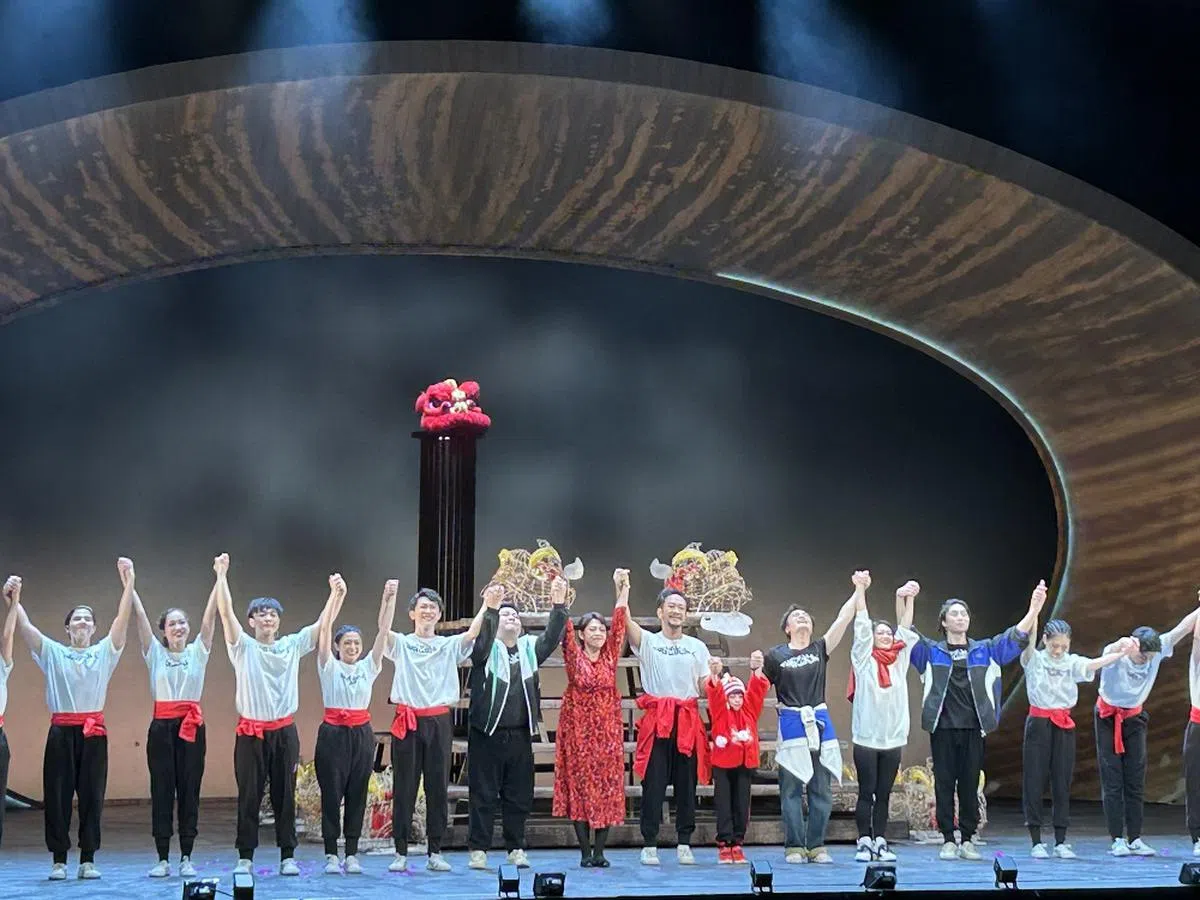 新加坡歌手陈洁仪（左七）参演的粤语音乐剧《雄狮少年》，是今年香港艺术节的重头戏。（红蚂蚁摄）