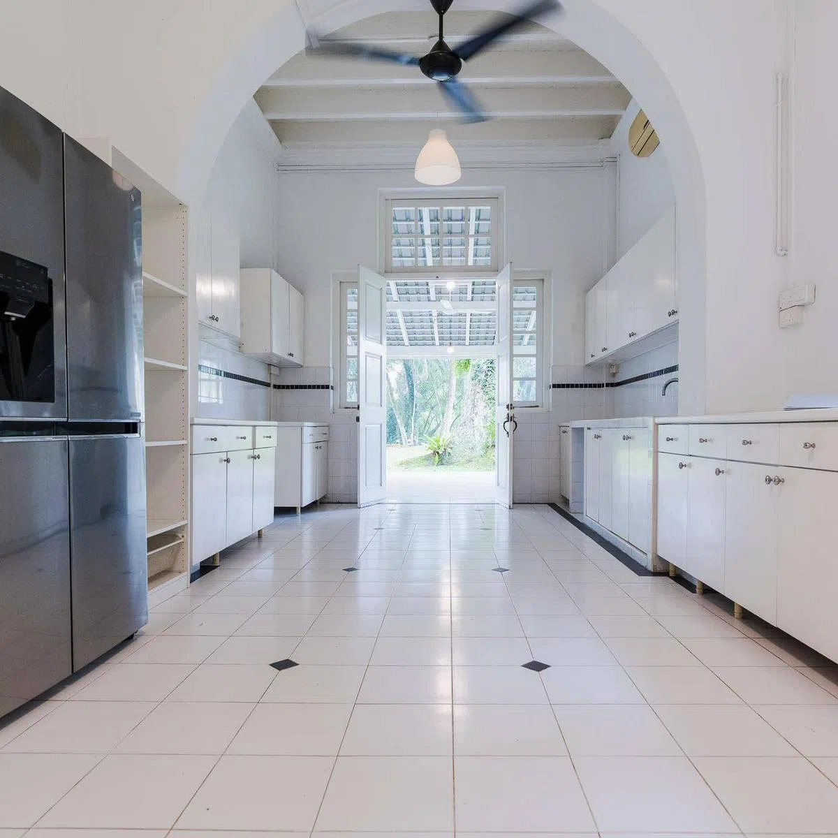 原来黑白洋房内的厨房这么宽敞而且配备齐全。（土管局脸书）