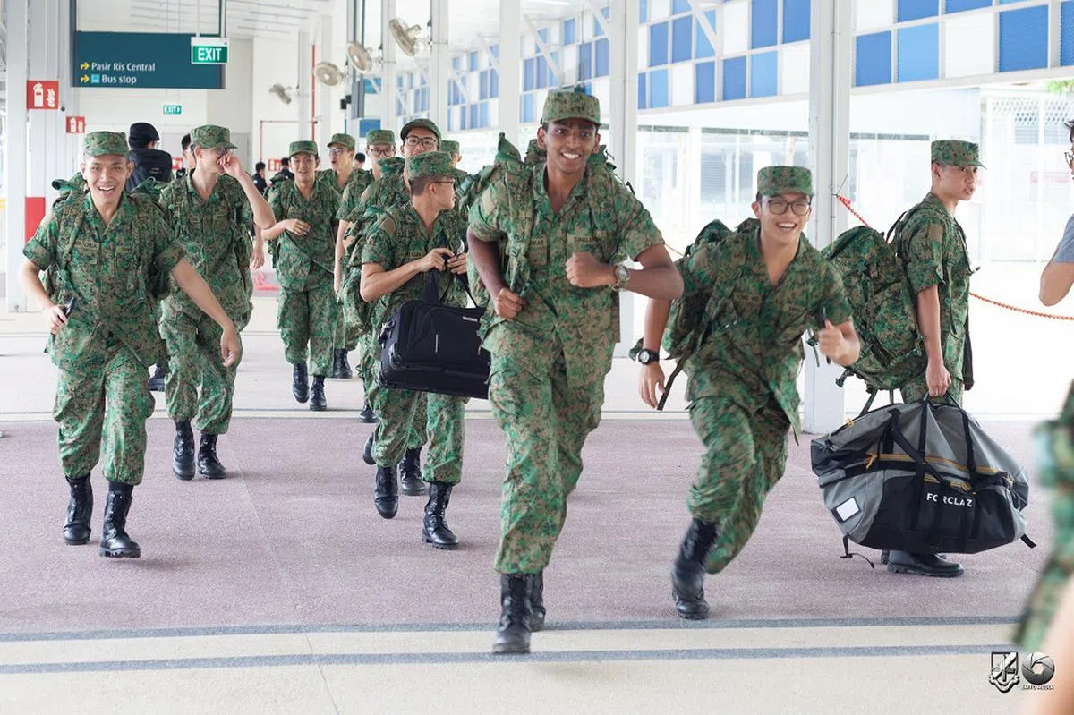 回家咯！新兵从德光岛搭乘渡船回到新加坡本岛后，便可以跟两周前挥别的亲友欢聚。（取自基本军训中心脸书）
