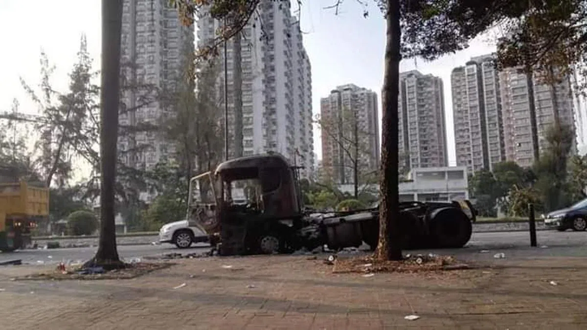  停靠在街边的车辆遭恶意烧毁破坏。（我爱旅行面簿）  