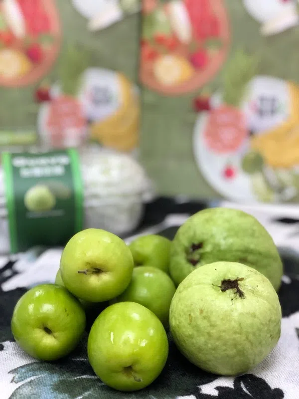  左边是高雄特产蜜枣，右边是番石榴。（张丽苹摄） 