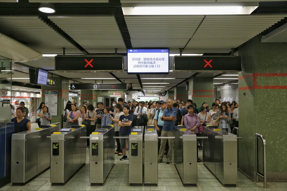  乘客只能出站，进站闸门一度关闭。(互联网) 